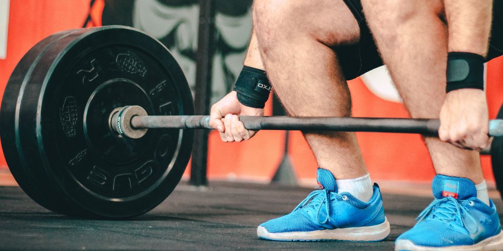 Homen usando o melhor tenis de crossfit