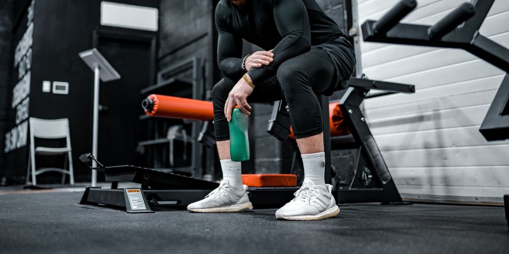 homem com o melhor tenis para academia