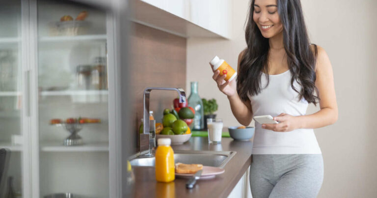 Mulher com o Melhor Multivitaminico