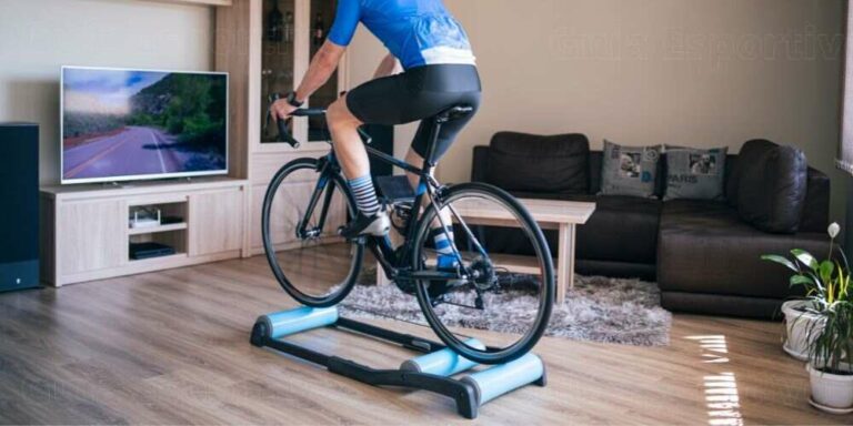 Homem treinando em casa com o melhor rolo de treino bike